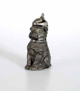 Hundefigur mit Pickelhaube, privater Leihgeber, Foto: Braunschweigisches Landesmuseum/ I. Simon