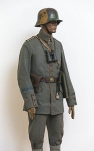 Uniformrock Ernst Jüngers mit Armbinde „Gibraltar“, Privatsammlung, Foto: Braunschweigisches Landesmuseum /P. Sierigk