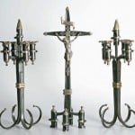 Kerzenhalter und Kruzifix, aus Bajonetten gefertigt, privater Leihgeber, Foto: Braunschweigisches Landesmuseum /I. Simon
