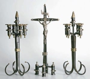 Kerzenhalter und Kruzifix, aus Bajonetten gefertigt, privater Leihgeber, Foto: Braunschweigisches Landesmuseum /I. Simon