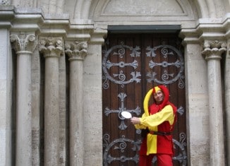 Till Eulenspiegel vor dem Kaiserdom in Königslutter. Foto: Verein Domkonzerte Königslutter.