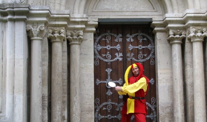 Till Eulenspiegel vor dem Kaiserdom in Königslutter. Foto: Verein Domkonzerte Königslutter.