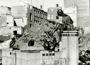 Der Eulenspiegelbrunnen im zerstörten Braunschweig 1945: Foto: Stadtarchiv.