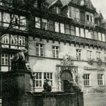 Der Eulenspiegelbrunnen um 1930 mit dem Mumme-Haus im Hintergrund. Foto: Stadtarchiv