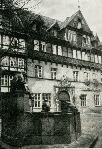 Der Eulenspiegelbrunnen um 1930 mit dem Mumme-Haus im Hintergrund. Foto: Stadtarchiv