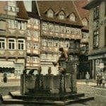 Der Eulenspiegelbrunnen auf einer kolorierten Postkarte um 1941. Foto: Stadtarchiv.