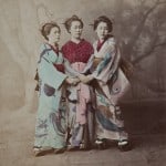 Eine Gruppe Geishas posiert für ein Foto. Foto: Städtisches Museum