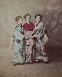 Eine Gruppe Geishas posiert für ein Foto. Foto: Städtisches Museum