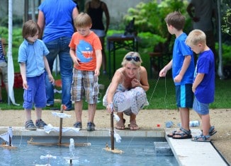 Schiff ahoi. Im Garten des Hauses der Braunschweigischen Stiftungen konnte das Gebastelte gleich ausprobiert werden. Foto: Andreas Greiner-Napp