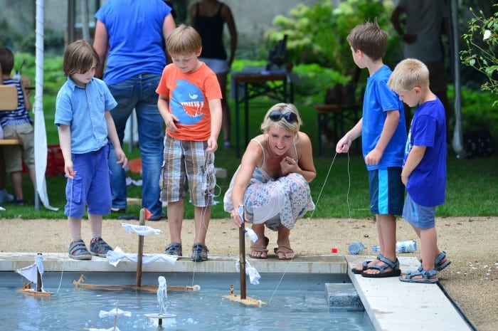 Schiff ahoi. Im Garten des Hauses der Braunschweigischen Stiftungen konnte das Gebastelte gleich ausprobiert werden. Foto: Andreas Greiner-Napp