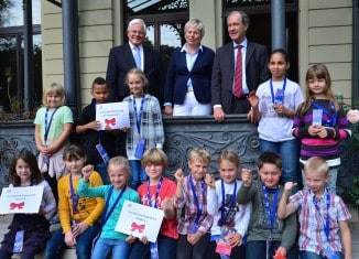 Karin Heidemann-Thien (Mitte), Gerhard Glogowski (links) und Dr. Gert Hoffmann freuten sich bei der Siegerehrung des Plakatmalwettbewerbs zum Tag der Stiftungen über die Ideen, die Grundschüler aus dem Braunschweiger Land beigesteuert hatten. Foto: Andreas Greiner-Napp