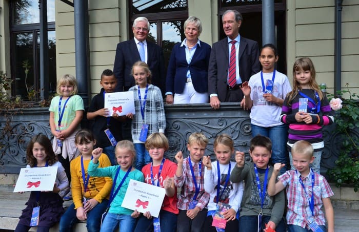 Karin Heidemann-Thien (Mitte), Gerhard Glogowski (links) und Dr. Gert Hoffmann freuten sich bei der Siegerehrung des Plakatmalwettbewerbs zum Tag der Stiftungen über die Ideen, die Grundschüler aus dem Braunschweiger Land beigesteuert hatten. Foto: Andreas Greiner-Napp