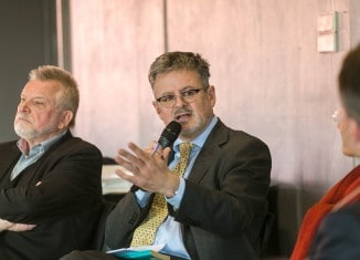 Autor Christopher Clark (Mitte) stellte sich im Haus der Wissenschaft der Kritik. Foto: Peter Sierigk