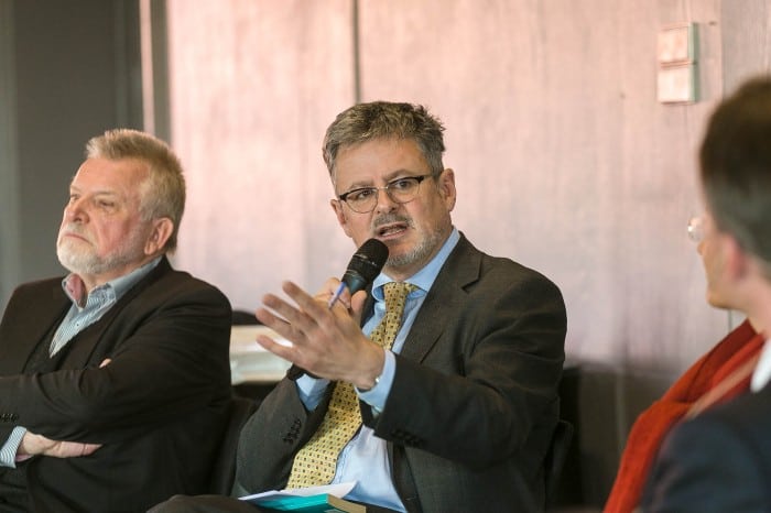 Autor Christopher Clark (Mitte) stellte sich im Haus der Wissenschaft der Kritik. Foto: Peter Sierigk