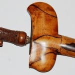 Der markante Knauf eines Kris aus der aktuellen Sonderausstellung. Foto: Museum