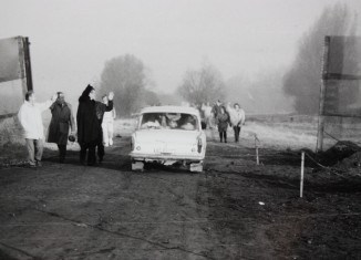 Der provisorische Grenzdurchgang bei Mattierzoll (12. November 1989). Foto: Bernd-Uwe Meyer