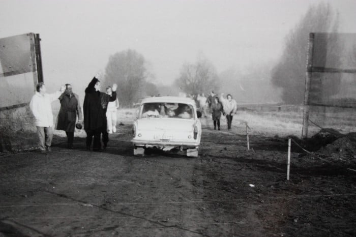 Der provisorische Grenzdurchgang bei Mattierzoll (12. November 1989). Foto: Bernd-Uwe Meyer