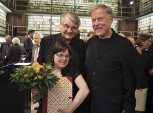 Seit dem Jahr 2000 wird der Lessing-Preis für Kritik vergeben. Das Foto zeigt die Preisträger 2012 Claus Peymann (rechts) und Nele Winkler. Foto: STIFTUNG NORD/LB • ÖFFENTLICHE