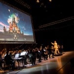 Mit einem Filmkonzert in der VW-Halle begann das Filmfest: Zu Tim Burtons Disney-Verfilmung von „Alice im Wunderland" spielte das Staatsorchester Braunschweig live die Filmmusik des Komponisten Danny Elfmann. Foto: Filmfest/Marek Kruszewski