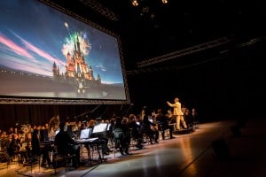 Mit einem Filmkonzert in der VW-Halle begann das Filmfest: Zu Tim Burtons Disney-Verfilmung von „Alice im Wunderland" spielte das Staatsorchester Braunschweig live die Filmmusik des Komponisten Danny Elfmann. Foto: Filmfest/Marek Kruszewski