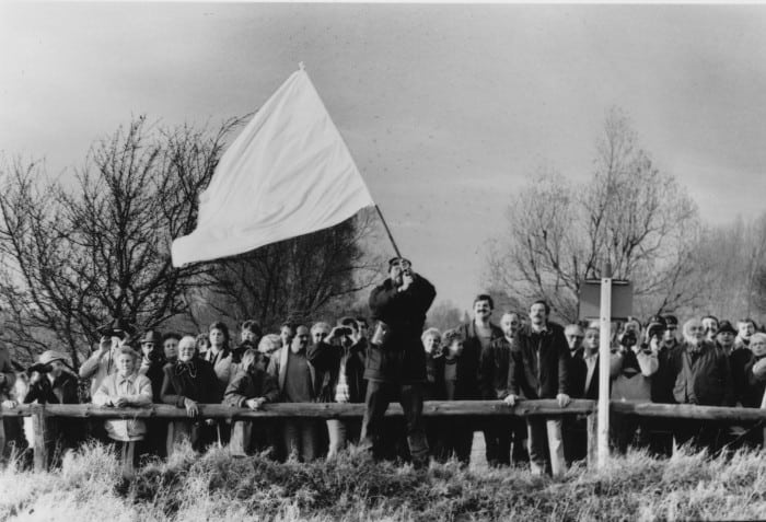 Ulli Ruess schwenkte bei Mattierzoll die weiße Fahne und forderte damit die DDR-Grenzer zur Öffnung des Zauns auf. Foto: Joachim Rosenthal / Fotoarchiv Landkreis Wolfenbüttel