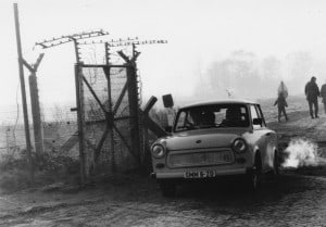 Einer der ersten Trabbis, der die Grenze bei Mattierzoll überquerte. Foto: Joachim Rosenthal / Fotoarchiv Landkreis Wolfenbüttel