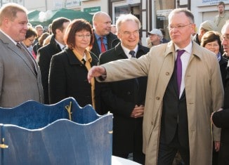 Helmstedts Bürgermeister Wittich Schobert, Sachsen-Anhalts Ministerpräsident Rainer Haseloff, Niedersachsens Ministerpräsident Stephan Weil und Tobias Henkel, Direktor der Stiftung Braunschweigischer Kulturbesitz beim Rundgang. Foto: Andreas Greiner-Napp