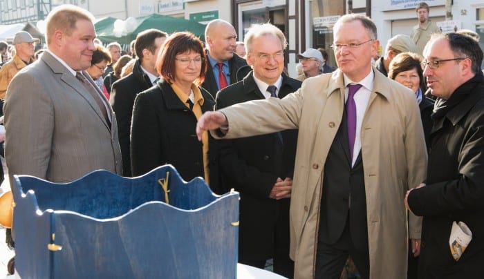 Helmstedts Bürgermeister Wittich Schobert, Sachsen-Anhalts Ministerpräsident Rainer Haseloff, Niedersachsens Ministerpräsident Stephan Weil und Tobias Henkel, Direktor der Stiftung Braunschweigischer Kulturbesitz beim Rundgang. Foto: Andreas Greiner-Napp