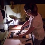 Erste Erfahrungen im Tonstudio: Geräusche erzeugen. Foto: Andre Elbeshausen