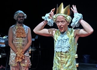 Im Stück „Der König bittet zum Tanz“ versucht der Rentner Herbert Tietze die Welt zu verändern. Foto: Andreas Hartmann