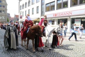 Mathilde und Heinrich hoch zu Ross beim Umzug 2014. Foto: Heinrich-Festspiele