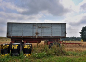 Ein Foto aus der Ausstellung „Das regionale Gedächtnis“: Schacht Konrad, Salzgitter, aus der Serie Gefahrengebiet – ABC der Protestzeichen. Foto: Thomas Blume