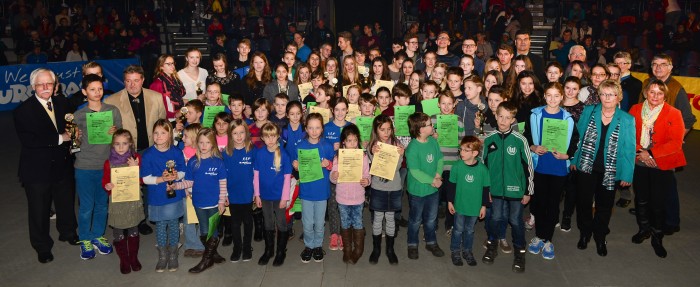 120 junge Sportlerinnen und Sportler wurden im Rahmen des „Feuerwerks der Turnkunst“ für ihre Leistungen beim „Mehrkampfcup Braunschweiger Land“ in der Volkswagen Halle geehrt. Foto: Andreas Greiner-Napp