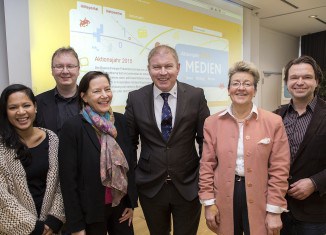 Viel Zuversicht beim Start des Aktionsjahrs Medien: (von links) Sarah Winkens (Jugendschutz), Stefan Schaper (Medienkoordinator), Andrea Urban (Landesstelle Jugendschutz), Gastgeber Michael Doering (Öffentliche Versicherung), Cordula Müller (Polizei Braunschweig) und Thomas Seliger (Geschäftsführer Präventionsrat). Foto: Stadt Braunschweig/Daniela Nielsen