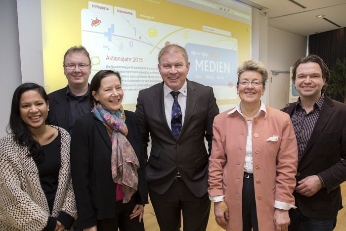 Viel Zuversicht beim Start des Aktionsjahrs Medien: (von links) Sarah Winkens (Jugendschutz), Stefan Schaper (Medienkoordinator), Andrea Urban (Landesstelle Jugendschutz), Gastgeber Michael Doering (Öffentliche Versicherung), Cordula Müller (Polizei Braunschweig) und Thomas Seliger (Geschäftsführer Präventionsrat). Foto: Stadt Braunschweig/Daniela Nielsen