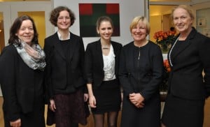 Andrea Naumann (Richard Borek Stiftung), Dompredigerin Cornelia Götz, Künstlerin Chiara Novak, Petra Gottsand (Leiterin des Hospiz), Erika Borek (Vorstandsvorsitzende der Stiftung) beim Empfang (von links). Foto: Anke Meyer