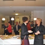 Erika Borek (rechts) im Gespräch mit Dompredigerin Cornelia Götz. Foto: Anke Meyer