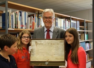 Schulleiter Manfred Wildhage zeigt die Gründungsurkunde von Martineum und Katharineum vom 24. Februar 1415. Foto MK