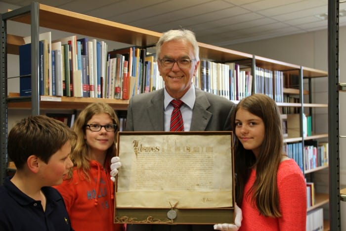 Schulleiter Manfred Wildhage zeigt die Gründungsurkunde von Martineum und Katharineum vom 24. Februar 1415. Foto MK