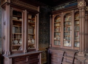 Die Bibliothek des Vasel‘schen Hofes beherbergt viele originale Utensilien des Weltreisenden August Vasel. Foto: Michael Künne