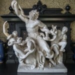 Von seinen weiten Reisen brachte August Vasel diese Figurengruppe mit. Foto: Michael Künne