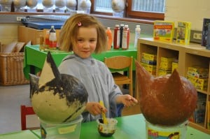 Die Masken wurden von den Kindern selbst gebastelt. Foto: Anke Meyer