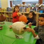 Mit Sorgfalt wurden die Masken angemalt. Foto: Anke Meyer
