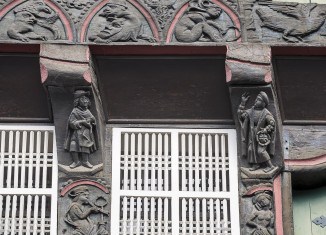 Das Huneborstelsche Haus ist reicht verziert mit Figurenfriesen. Diese beiden heißen Gläubiger (links) und Schuldner. Foto: Peter Sierigk