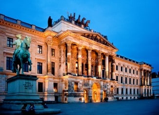 Das mit vielen Originalteilen wieder aufgebaute Residenzschloss mit der mächtigen Quadriga ist der Mittelpunkt Braunschweigs. Foto: Stadtmarketing/Steffen