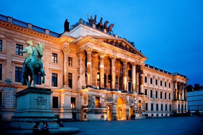 Das mit vielen Originalteilen wieder aufgebaute Residenzschloss mit der mächtigen Quadriga ist der Mittelpunkt Braunschweigs. Foto: Stadtmarketing/Steffen