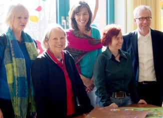 Freuen sich über das Projekt „Stadtteil in der Schule“: (von links) Roswitha Siering (Grundschule Bebelhof), Beatrix Schwetje (Diakonie), Martina Hillebrecht (Grundschule Rheinring), Antje Reichelt (Diakonie) und Helmut Gierga (Grundschule Altmühlstraße). Foto: Stiftungen