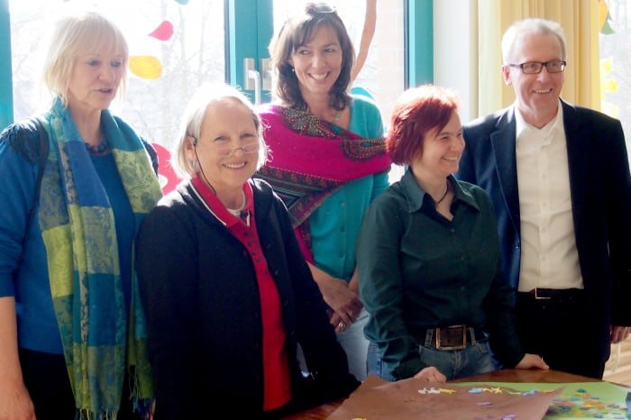 Freuen sich über das Projekt „Stadtteil in der Schule“: (von links) Roswitha Siering (Grundschule Bebelhof), Beatrix Schwetje (Diakonie), Martina Hillebrecht (Grundschule Rheinring), Antje Reichelt (Diakonie) und Helmut Gierga (Grundschule Altmühlstraße). Foto: Stiftungen