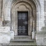Die Kratzspuren sind am Nebeneingang vom Burgplatz aus links und rechts neben der Tür zu sehen. Foto: Peter Sierigk
