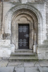 Die Kratzspuren sind am Nebeneingang vom Burgplatz aus links und rechts neben der Tür zu sehen. Foto: Peter Sierigk